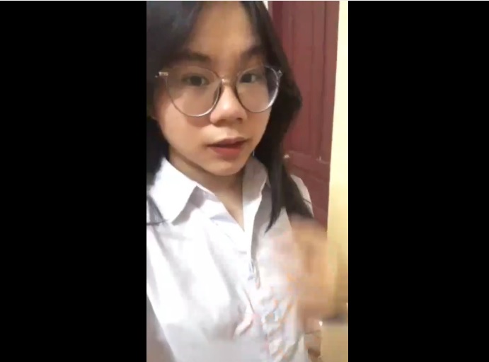 Clip: Nữ sinh chào hàng.